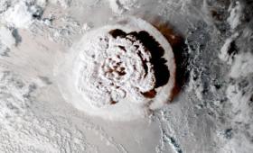 Satellite photo of Hunga eription showing circulat cloud of dust 